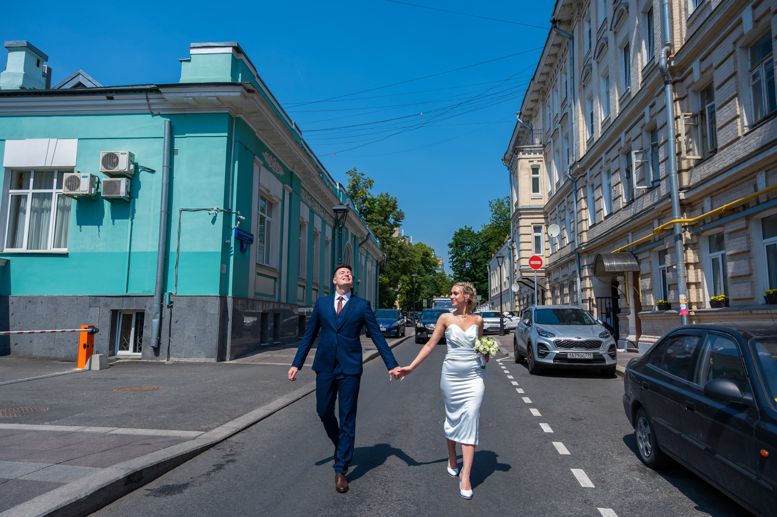 Проходка молодожёнов после бракосочетания в Грибоедовском ЗАГСе, предстоит прогулка по историческому центру Москвы, фотограф Павел Коротков