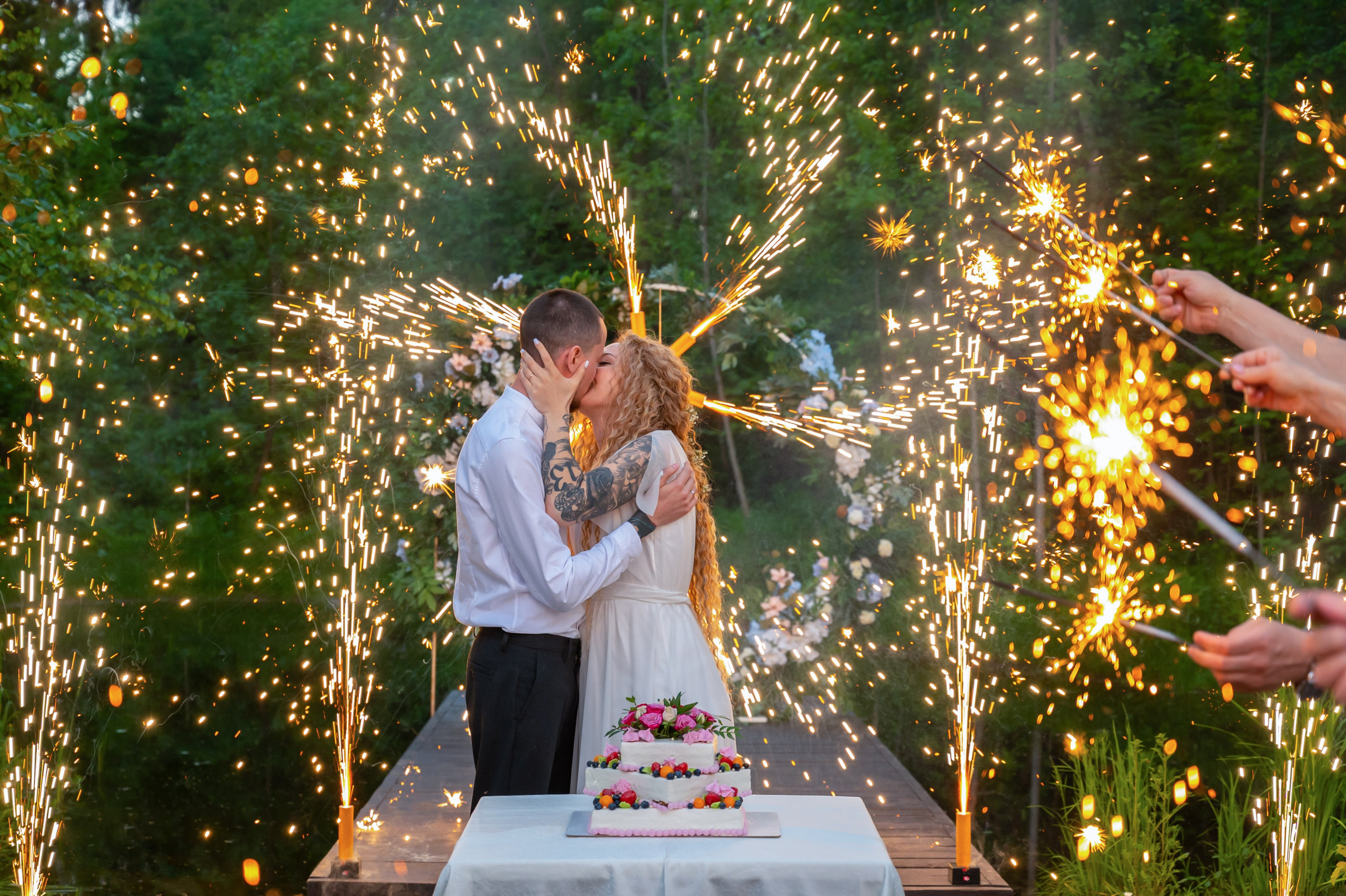 Поцелуй после выноса торта на свадебном банкете от фотографа Павла Кора