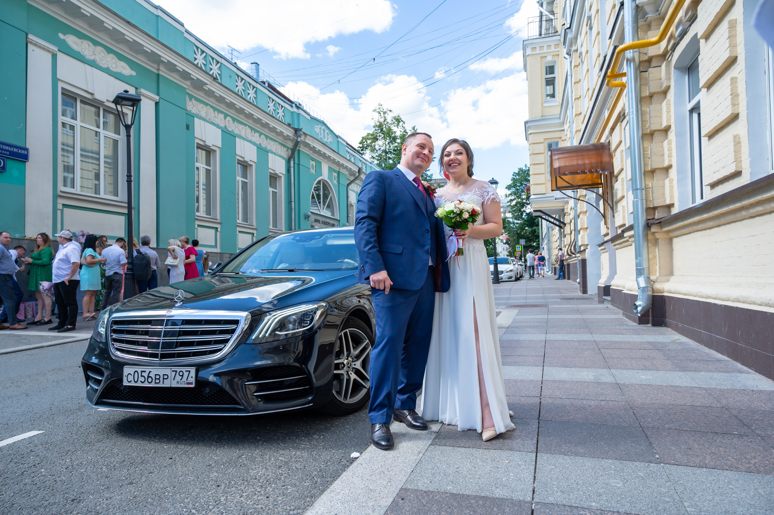 У Грибоедовского загса, молодожёны с авто и на фоне загса