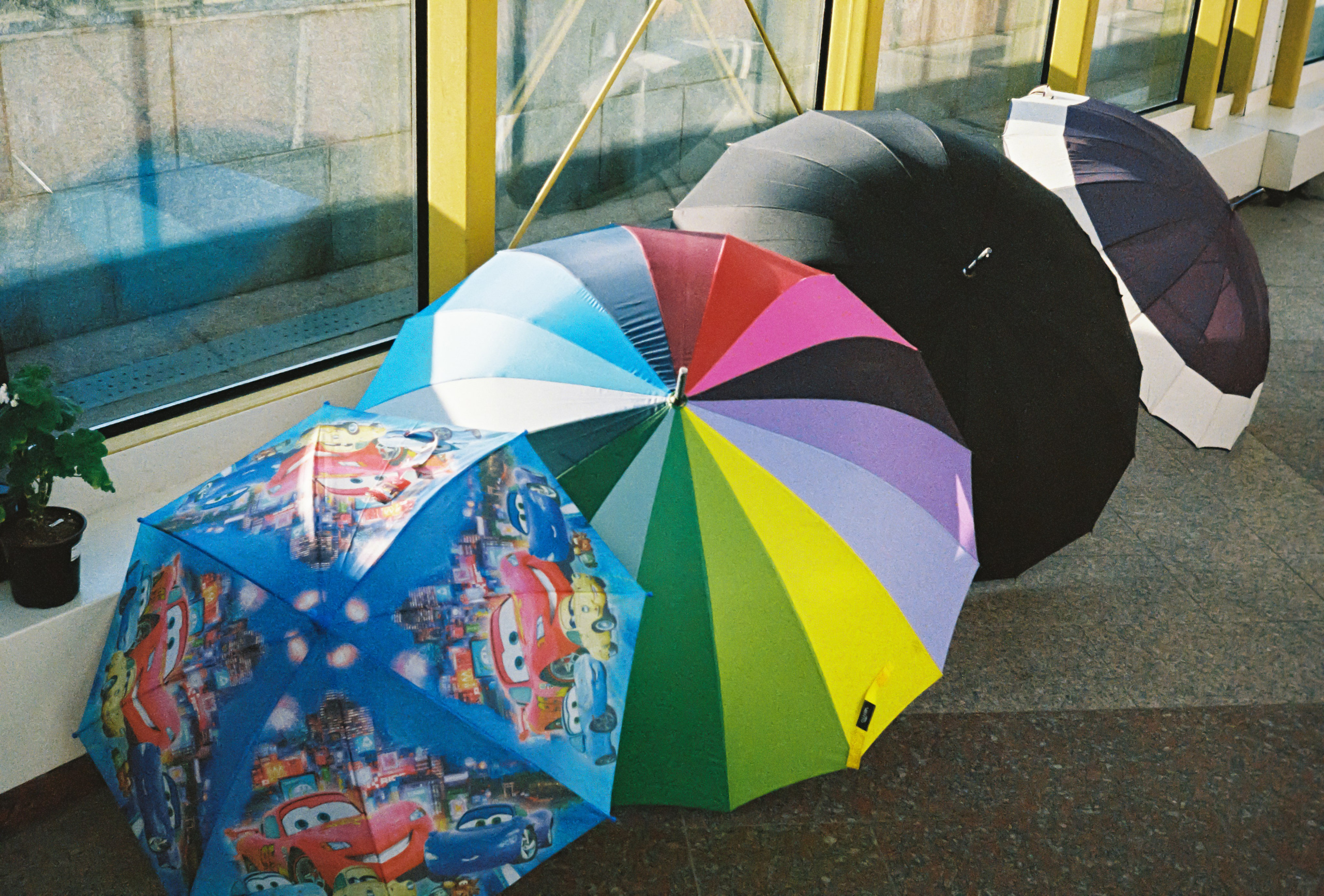 Разноцветные зонты в ларьке внутри моста Богдана Хмельницкого