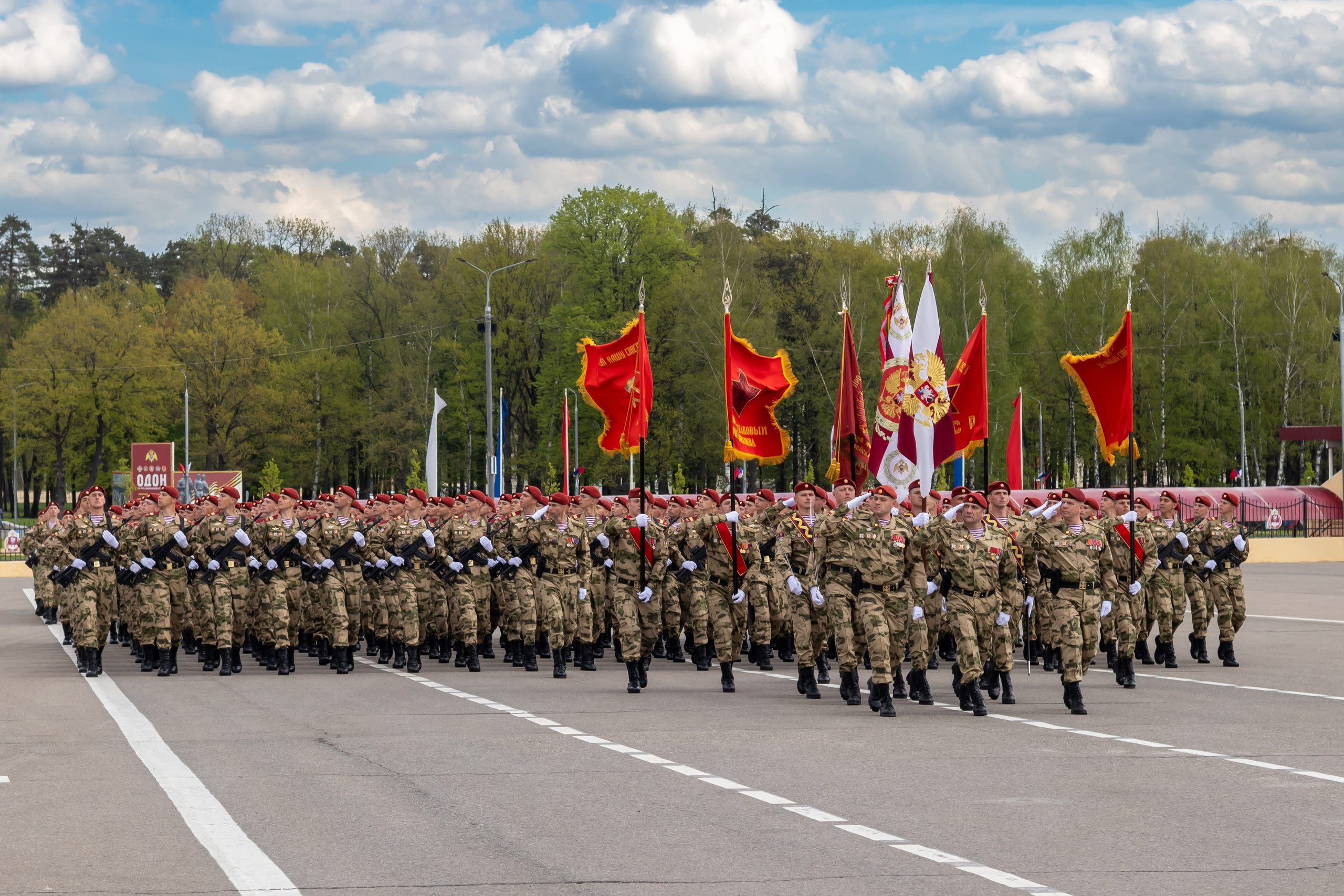 военный парад дивизии дзержинского колонна военнослужащих с знаменами на плацу фотограф Карасёва Елена