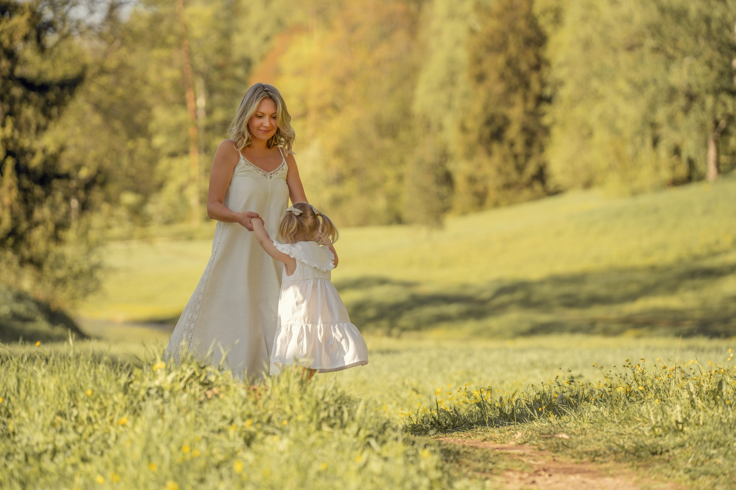 Фотосессия мамы с дочкой на природе в Пушкине или пригородах Санкт-Петербурга