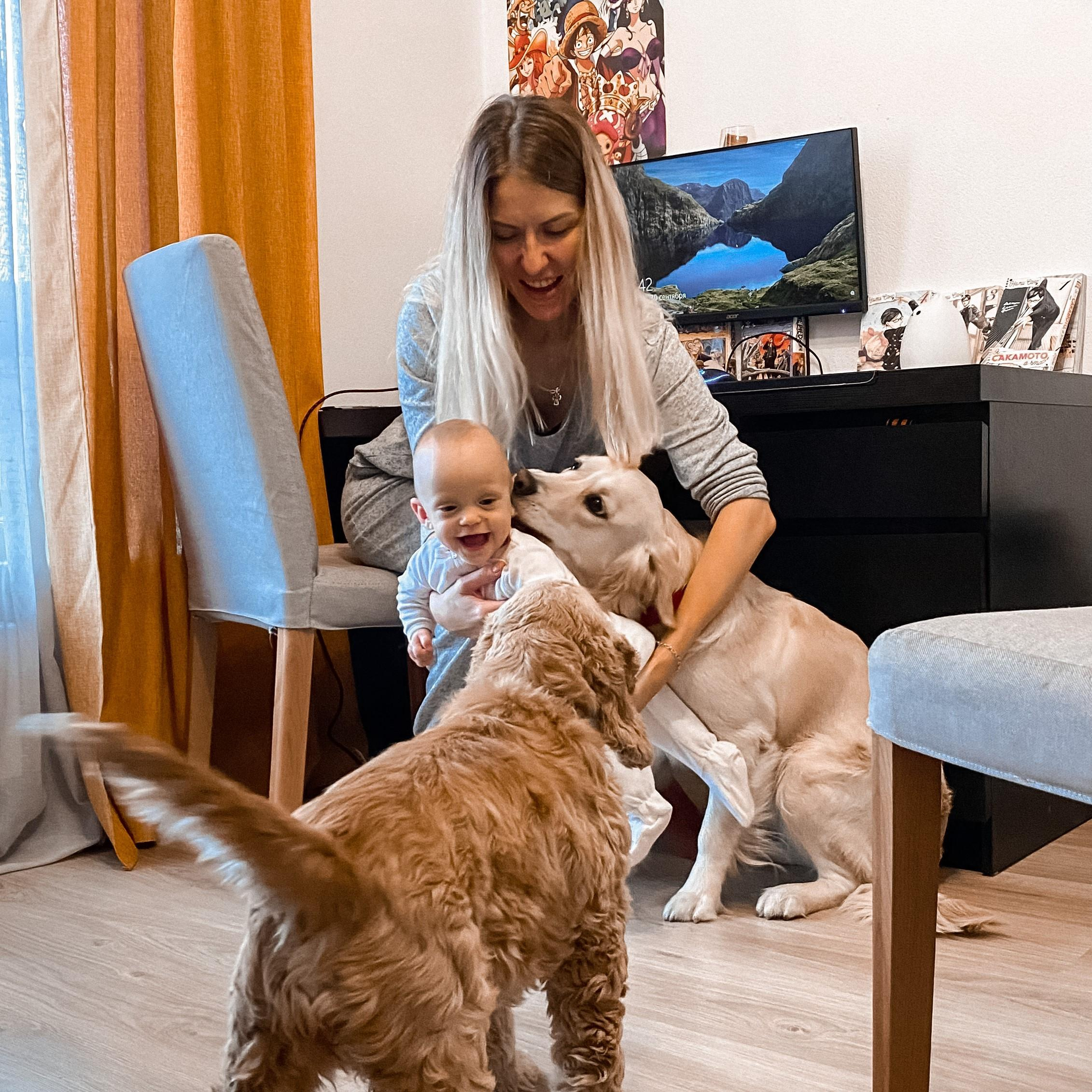 Счастливая женщина с собакой