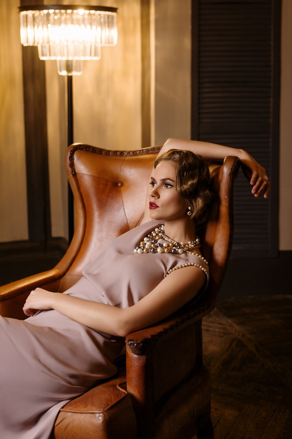 Идея для фотосессии ар деко в кожаном рыжем кресле