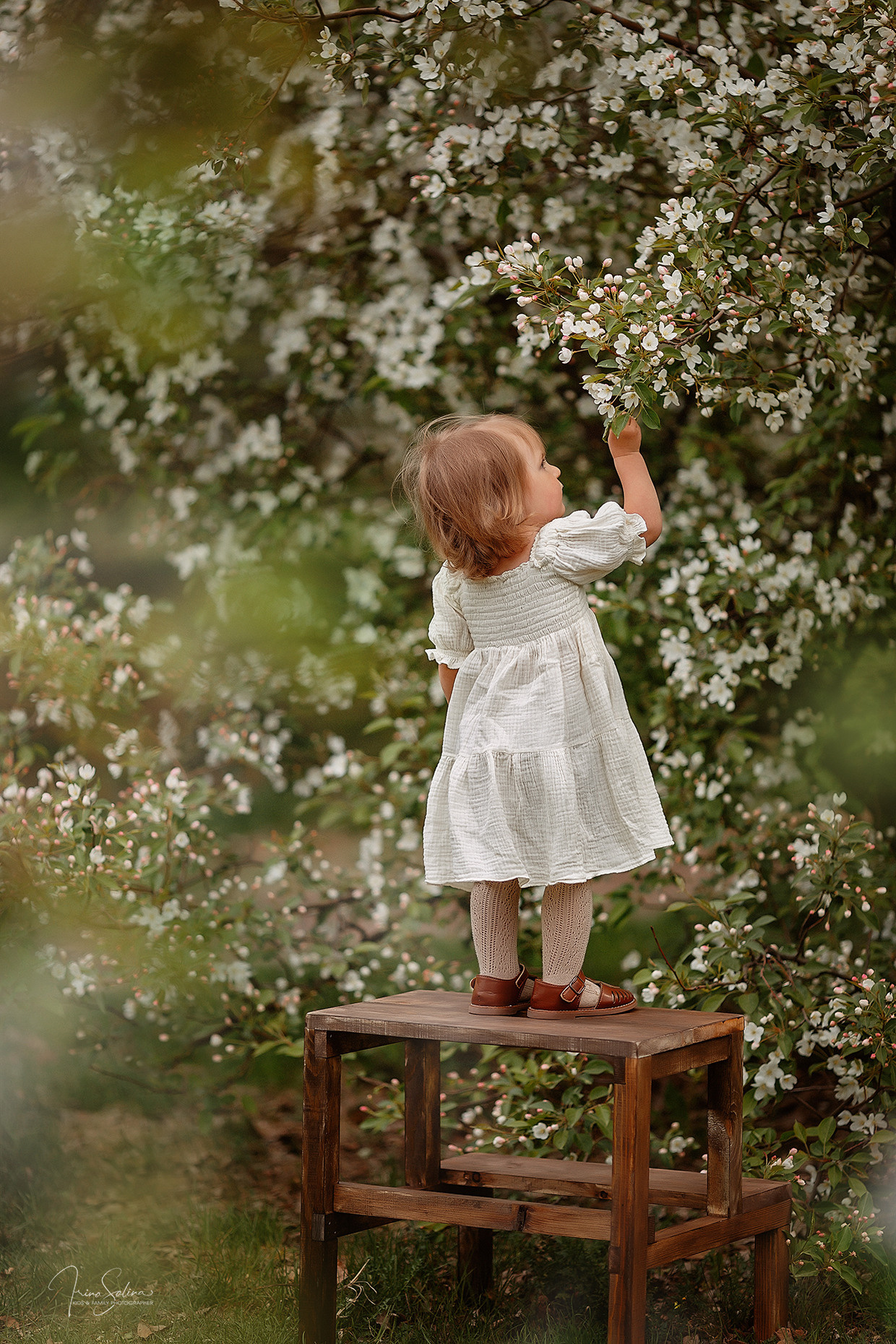 Детская фотосессия в яблонях. Детский и семейный фотограф в Екатеринбурге