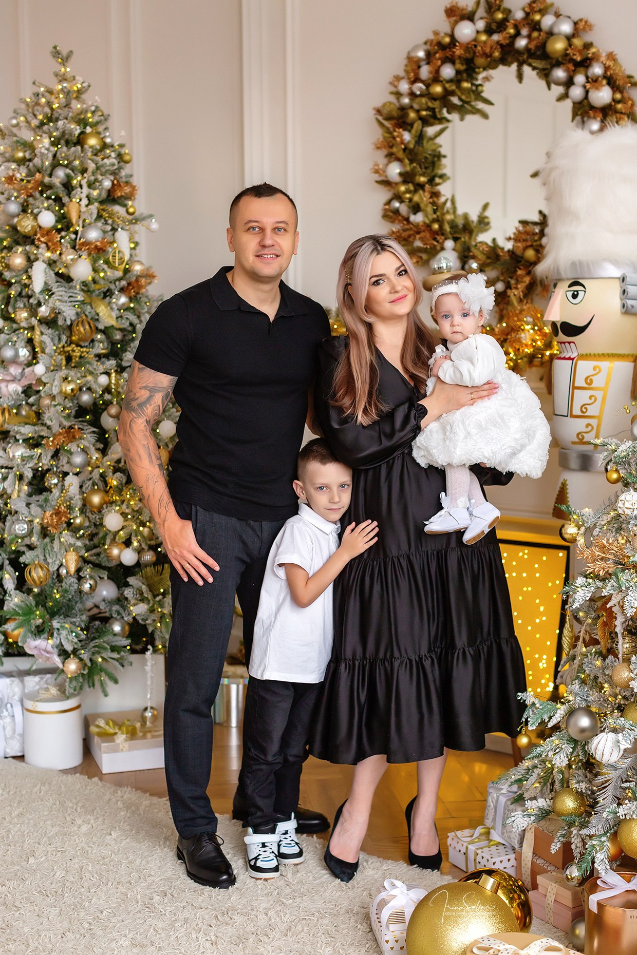 Новогодняя семейная фотосессия в зале Милан. Детский и семейный фотограф в Екатеринбурге