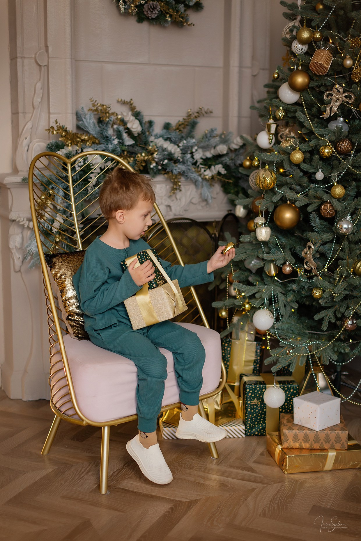 Детская фотосессия в новогодней фотостудии Квартира 9. Детский и семейный фотограф в Екатеринбурге