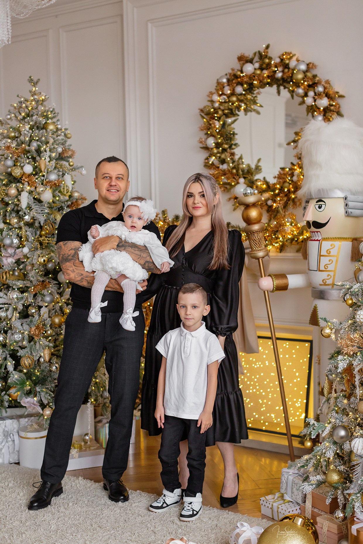 Новогодняя семейная фотосессия в зале Милан. Детский и семейный фотограф в Екатеринбурге