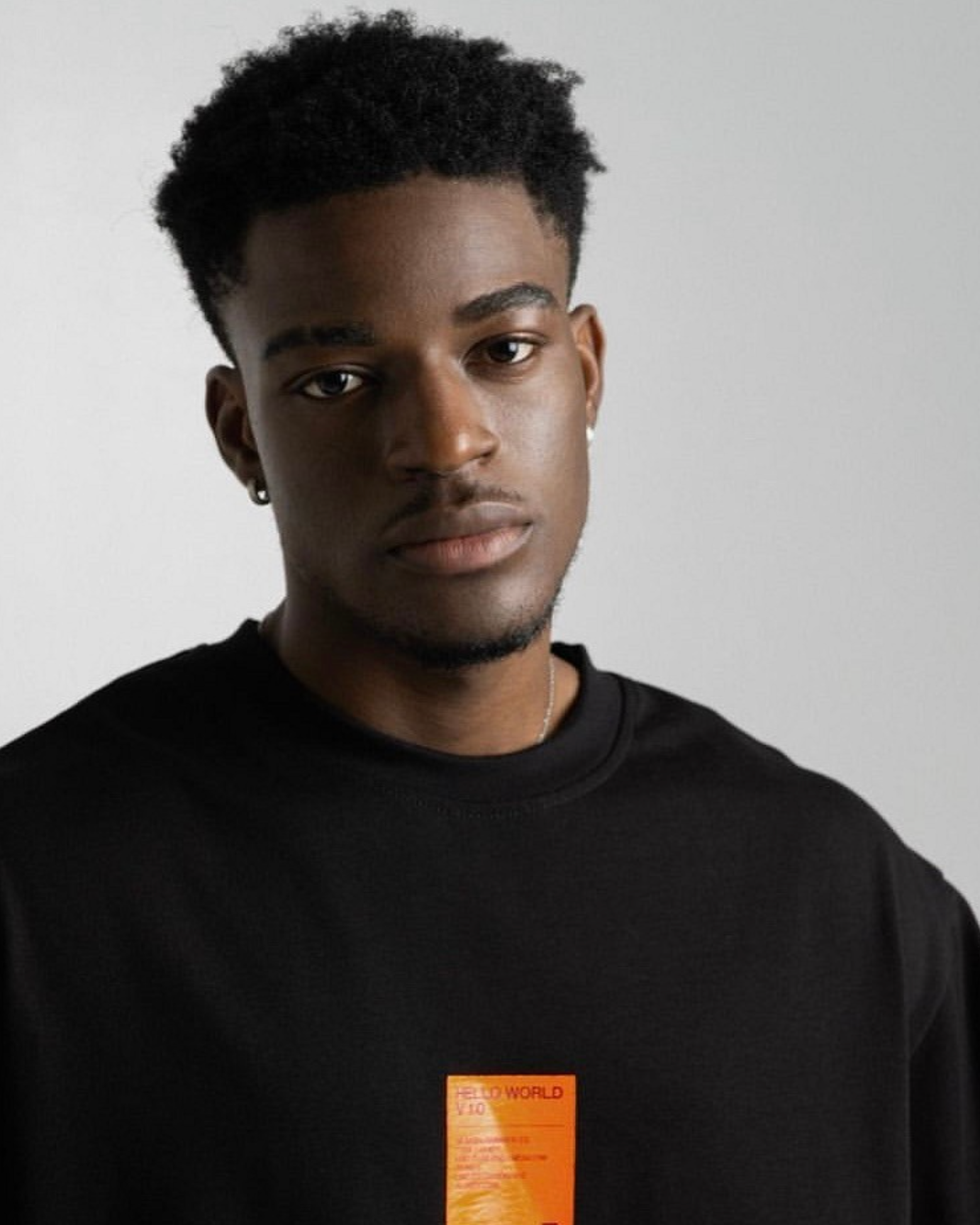 проведем съемку одежды, обуви и аксессуаров на темнокожей модели в москве 