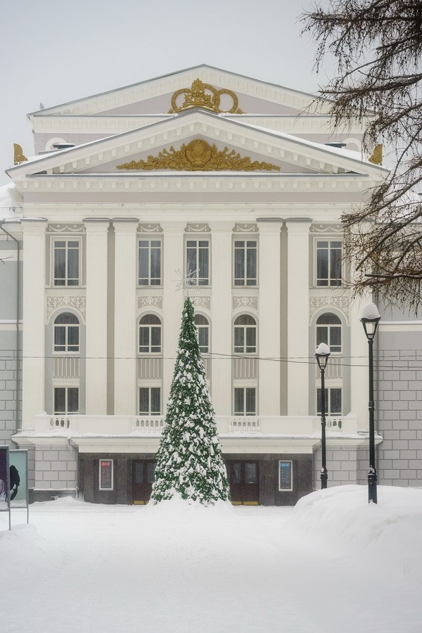 фото у театра