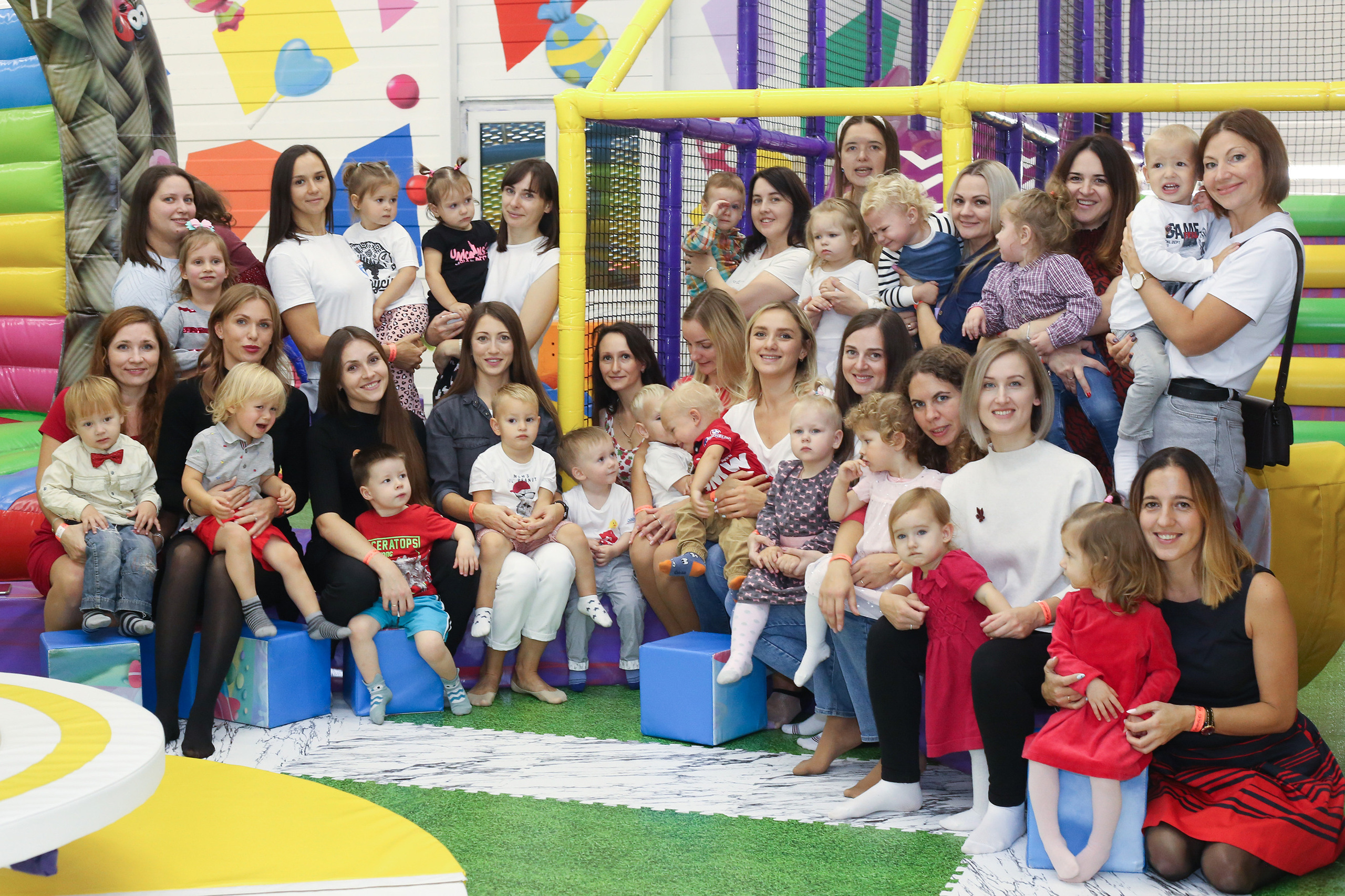 огромная кампания мам с их детками в развлекательном центре