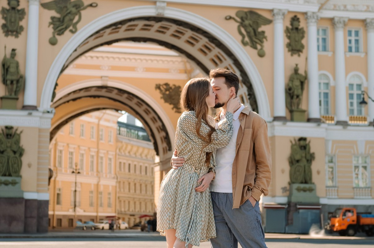 Фотосессия с парнем в отпуске на Дворцовой площади