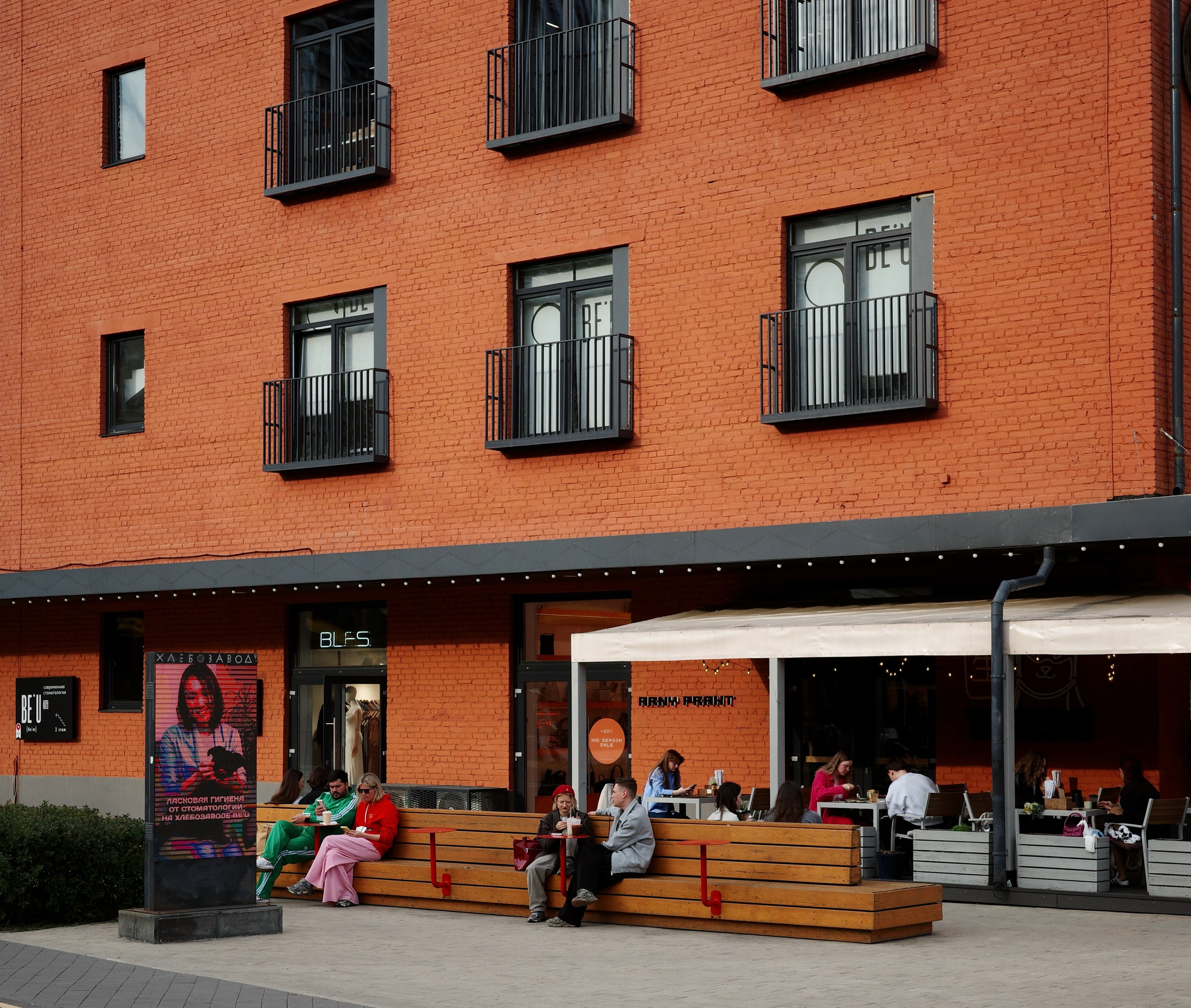 Фотопрогулка по Дизайн-заводу (бывш. «Flacon») и арт-пространству «Хлебозавод» на Дмитровской. Проект «Фотокладовка»: блог уличной фотографии в формате street photo