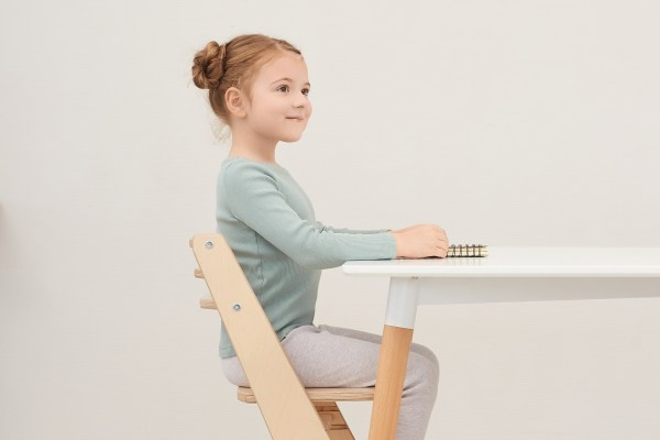 как должен сидеть ребенок за столом 