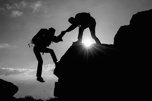 помогает друзьям подняться 