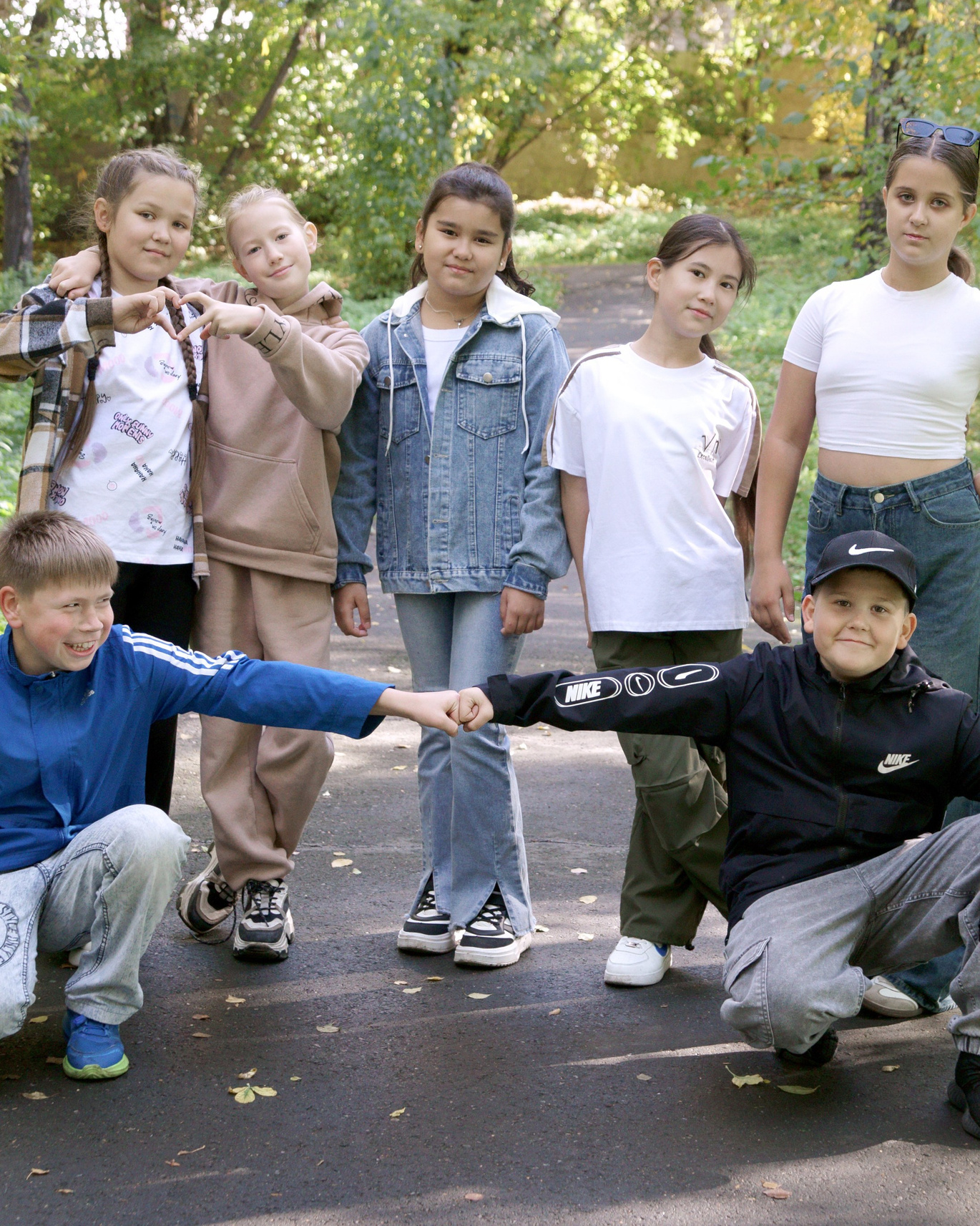 Выпускник начальной школы - осенняя прогулка - друзья