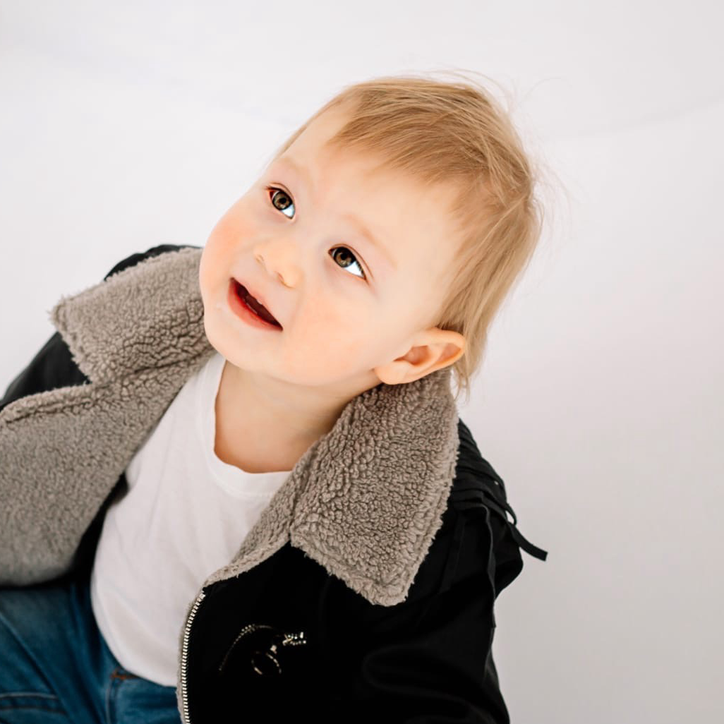 Подбор детей моделей для предметной съемки в Красноярске