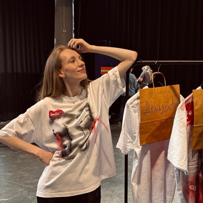 Дизайнерская роспись одежды на заказ — кастом джинсовой куртки с художественной иллюстрацией для стильного и эксклюзивного образа