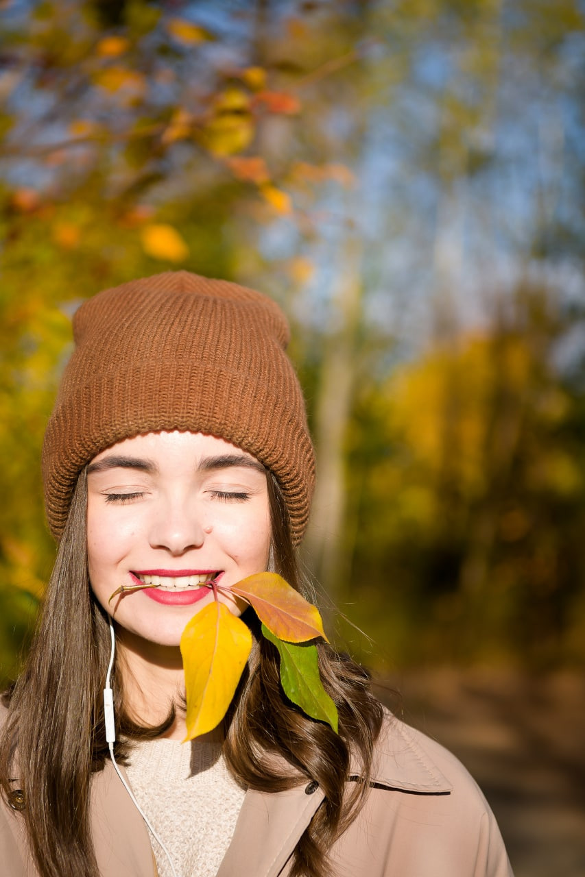 Женский портрет осенью в парке