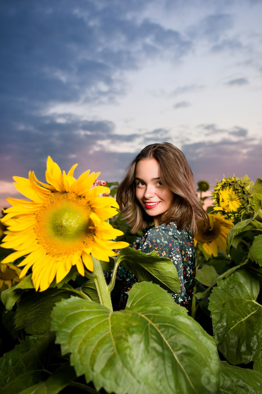 Девушка в подсолнухах