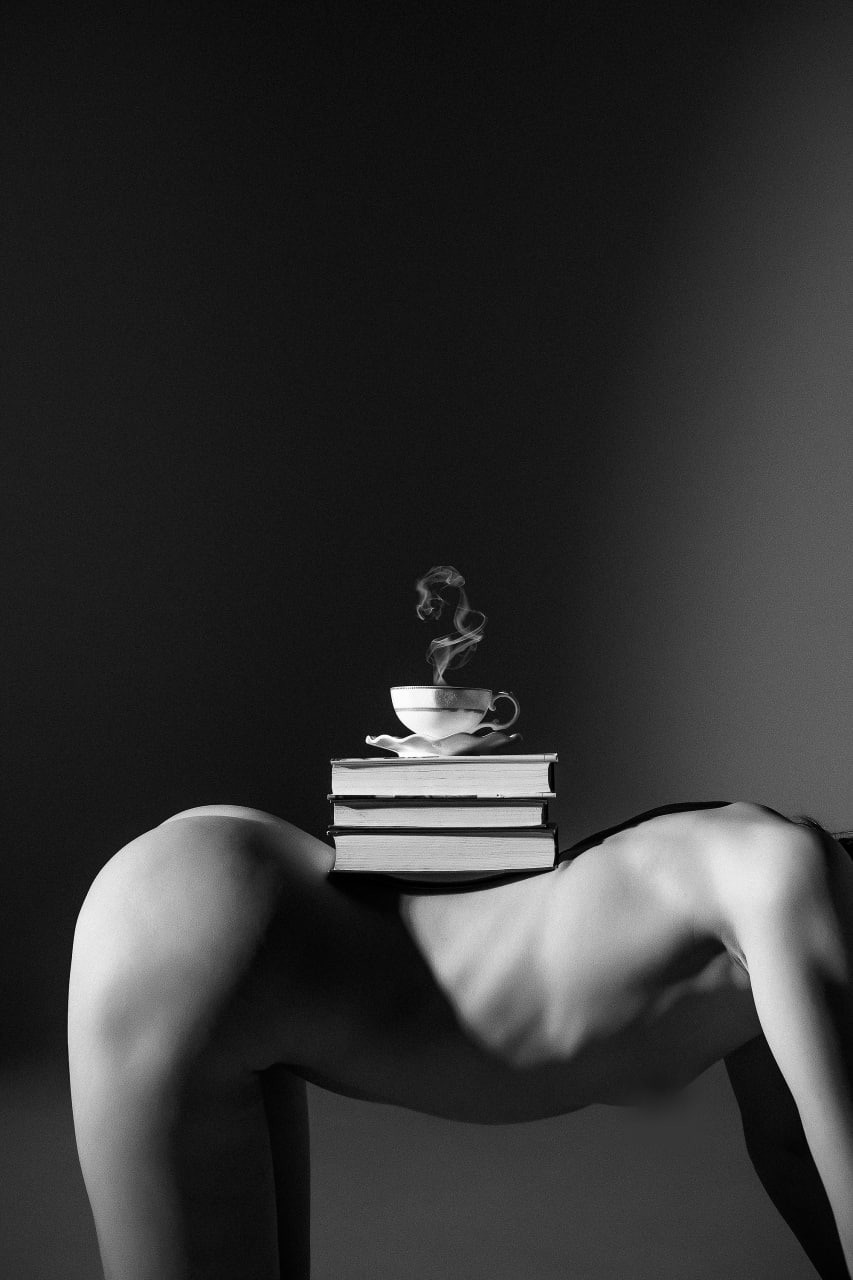 выгорание. Съёмка в жанре ню. Обнаженное женское тело