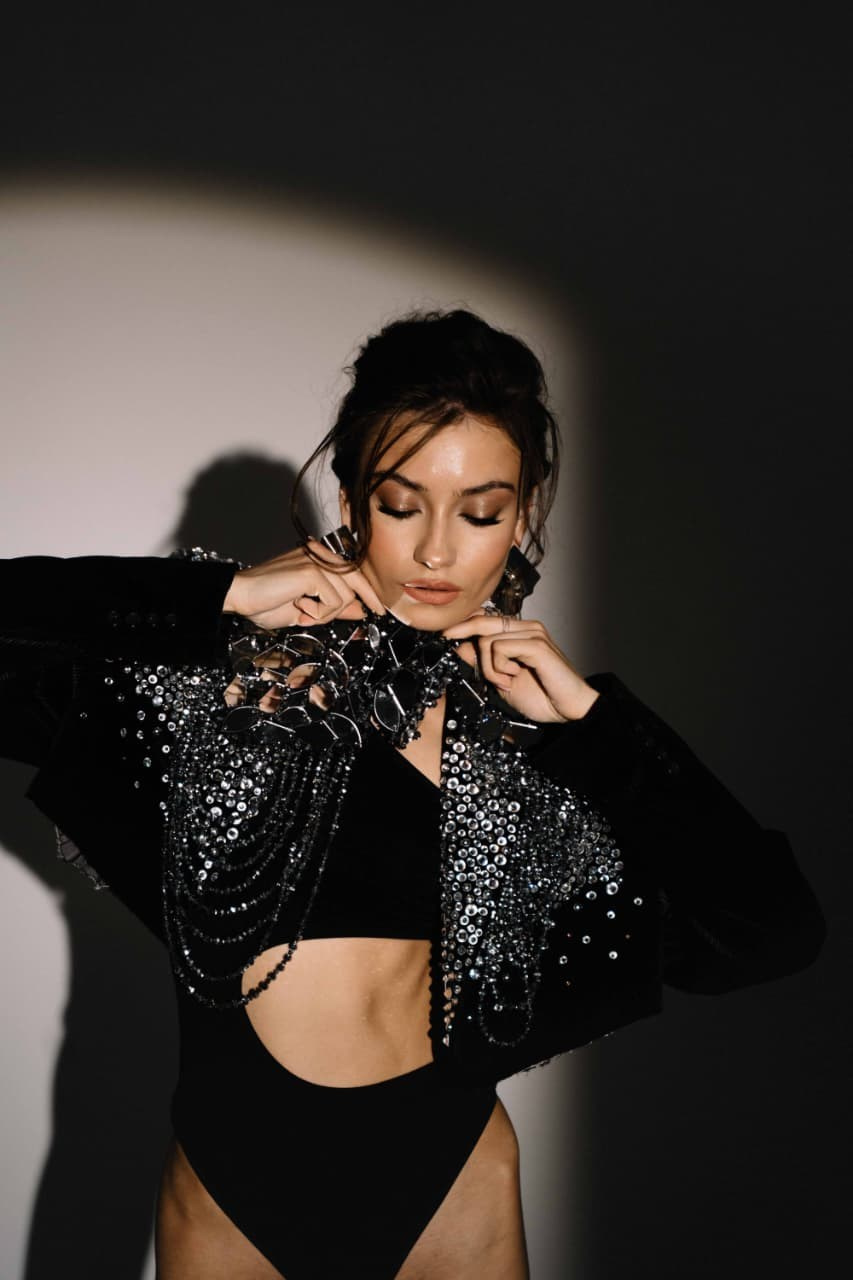 «Гламурная студийная фотосессия — девушка в красном платье на черном фоне».