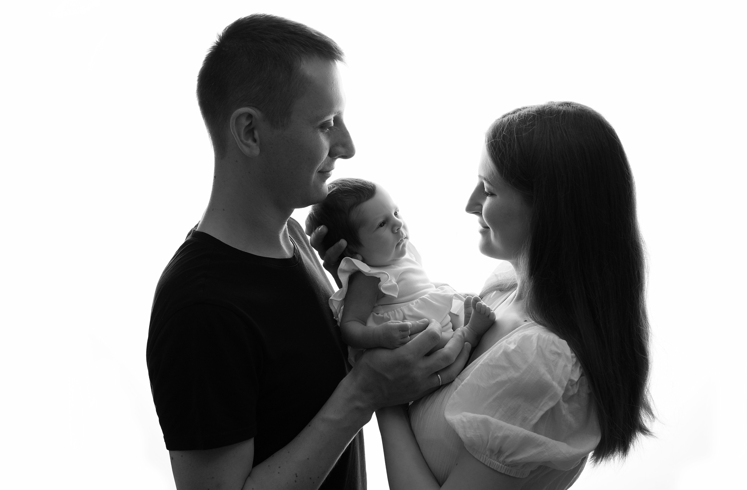 Малышка с родителями приехала ко мне на фотосессию новорожденных.