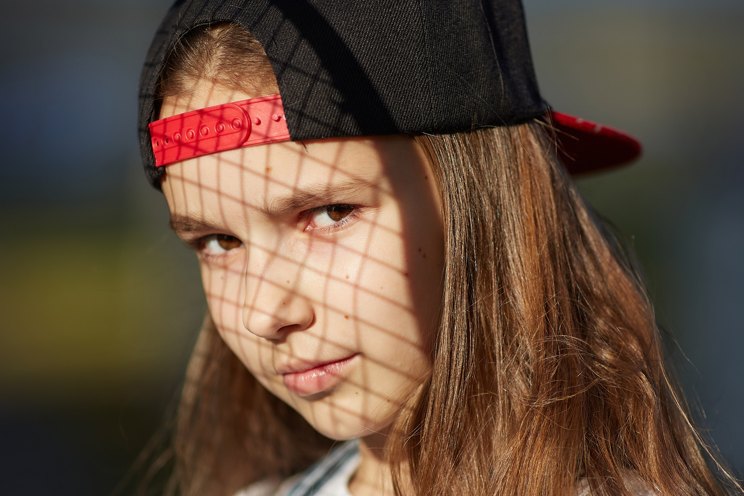 Детская фотосессия в Минске — портрет девочки в стильной кепке/шапке, модная детская фотография, студийный портрет