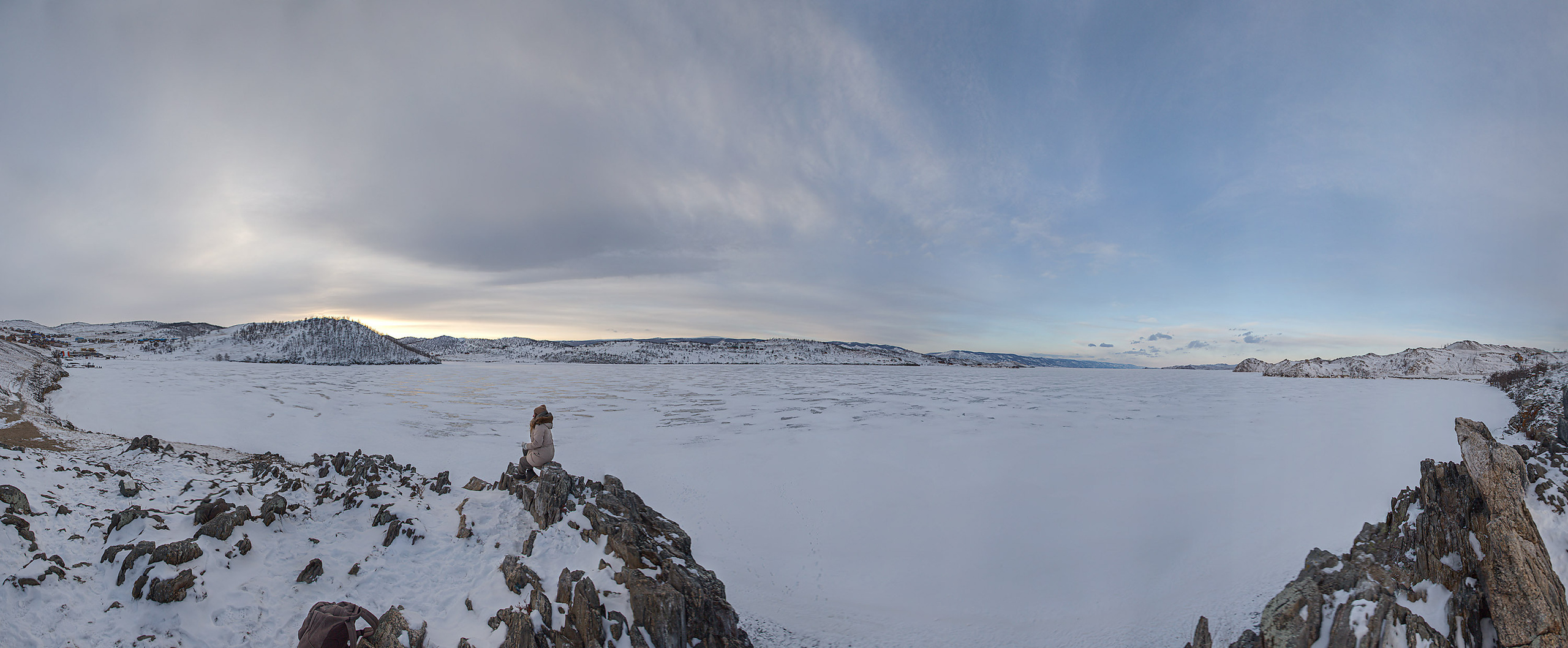 Байкал, девушка на утёсе, закат, панорама, путешествие, облака, лёд, камни, небо