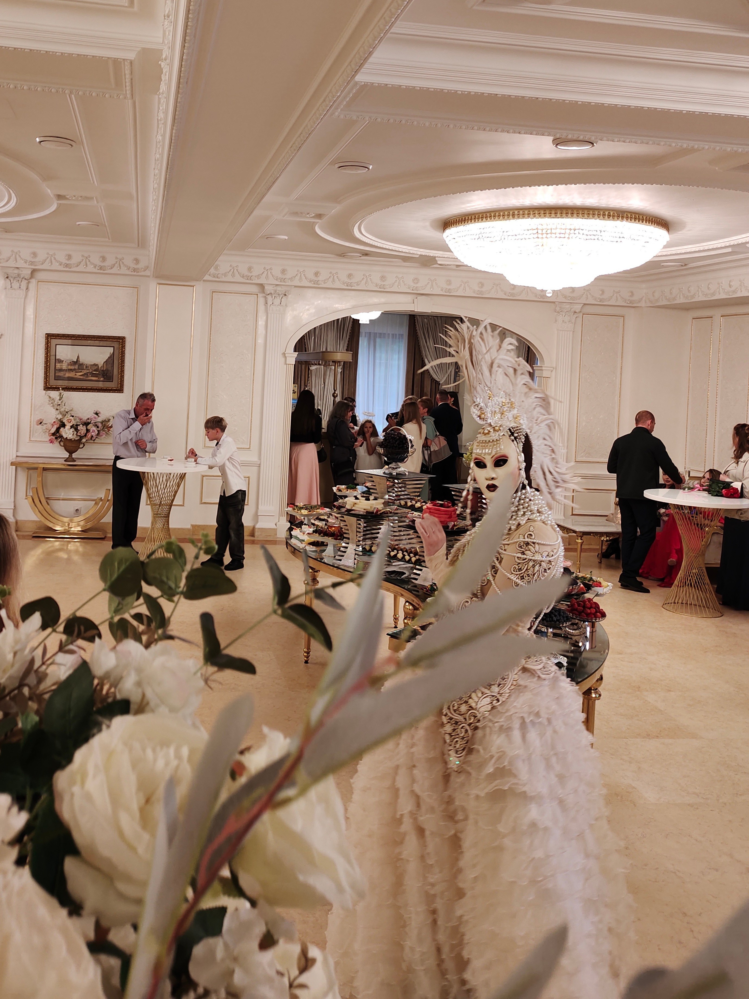 Артисты на банкете. Мимы и Ходулисты на встречу гостей. Москва