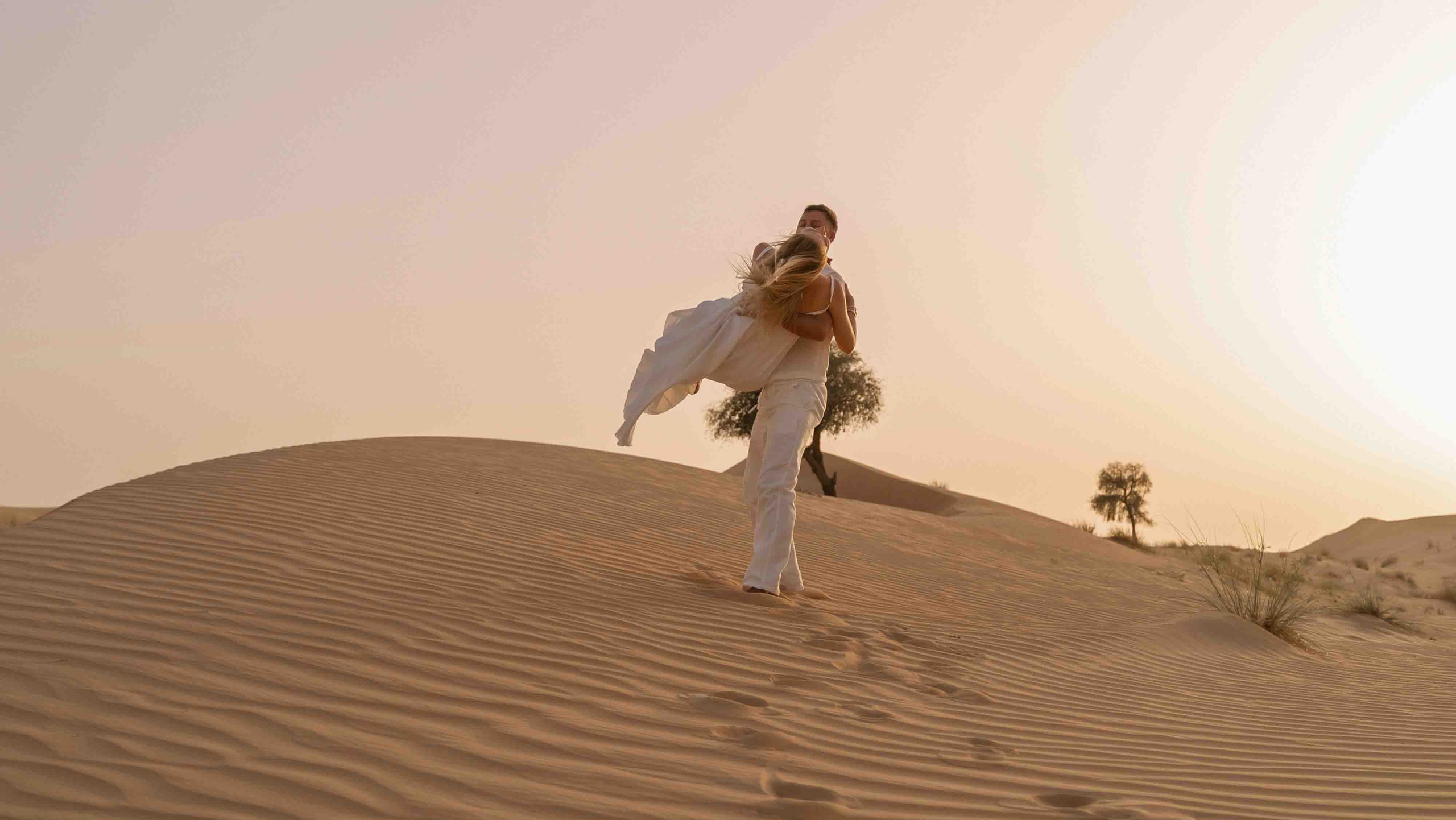 Photographer in Abu Dhabi — Weddings, Couples, Families & Portraits