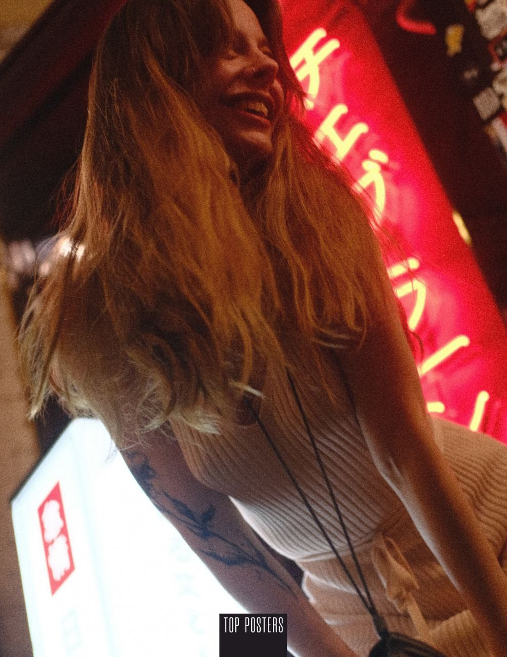 Девушка на фоне неоновой вывески