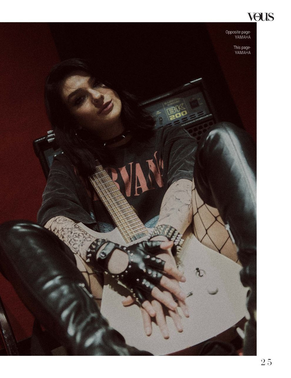 Девушка с электрогитарой между ног