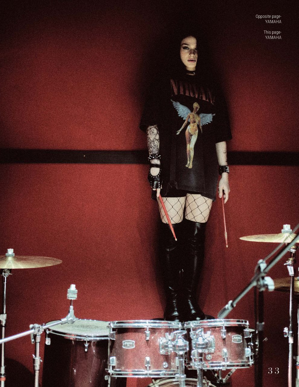 Девушка на фоне барабанной установки