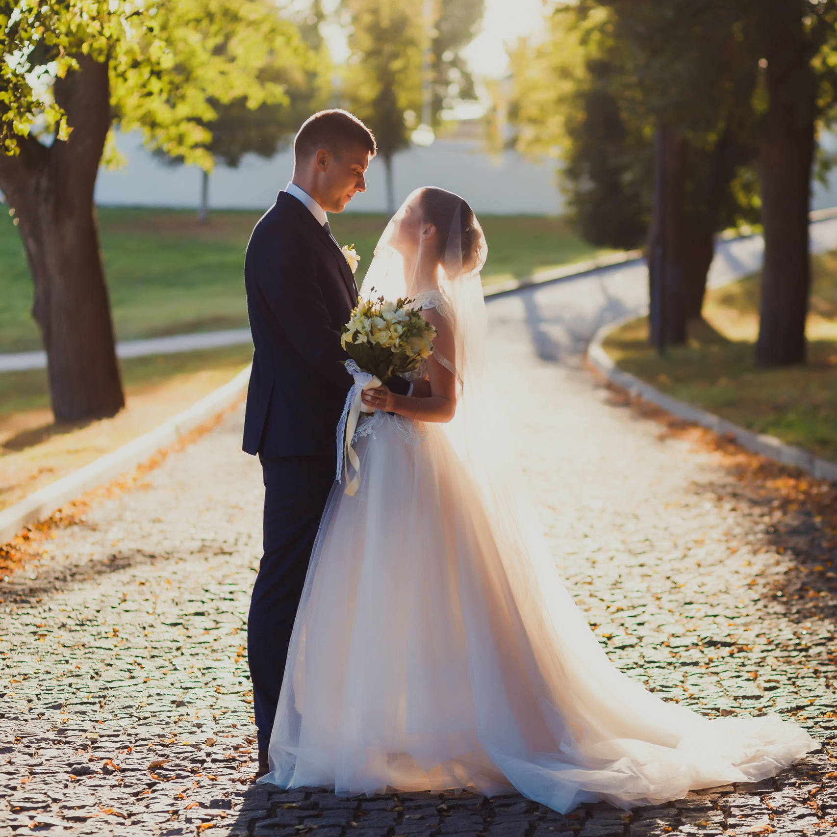 Свадебная фотосессия в Дубровицах. Жених и невеста в лучах заходящего солнца. 