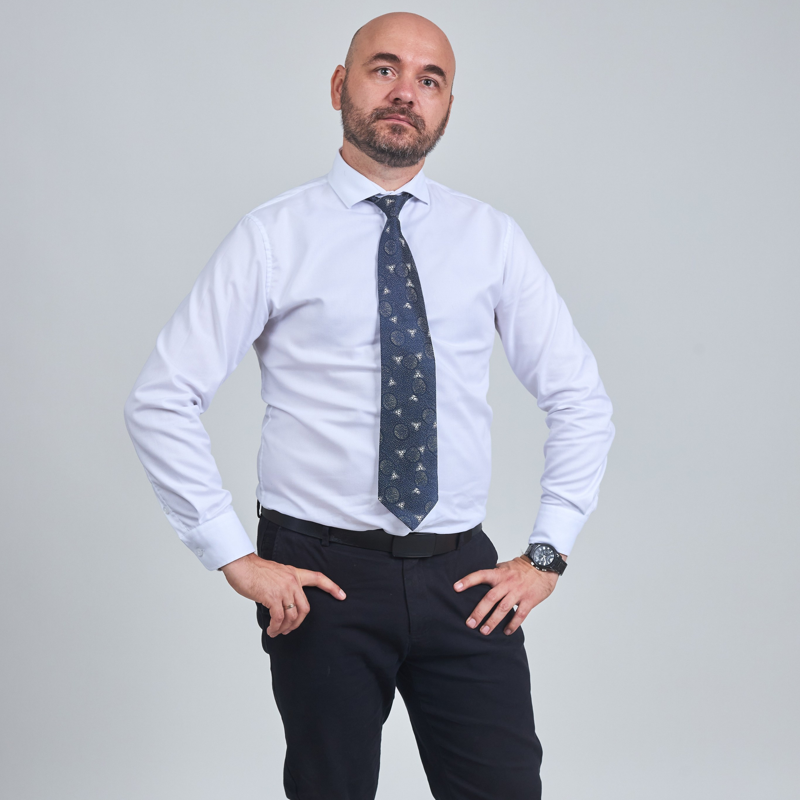 Автопортретная #5 Фотостудия мужской бизнес портрет на белом фоне