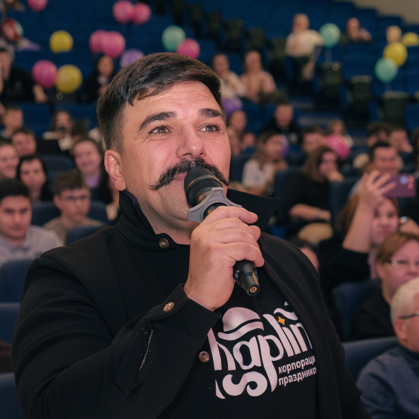 Директор праздничного агентства Chaplin на КВН. Фотограф Никита Максимов. Междуреченск.