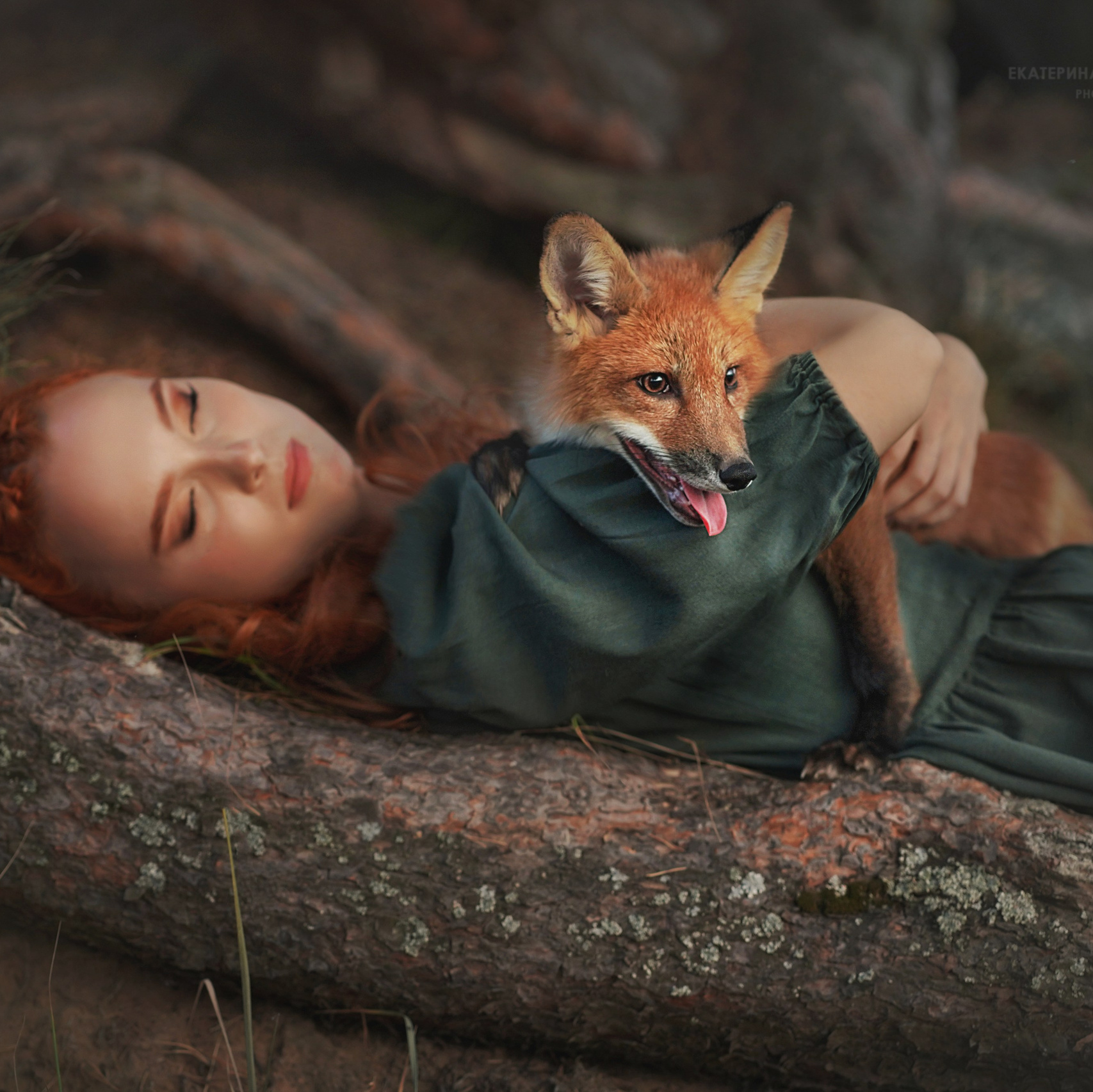 рыжеволосая девушка  с лисой