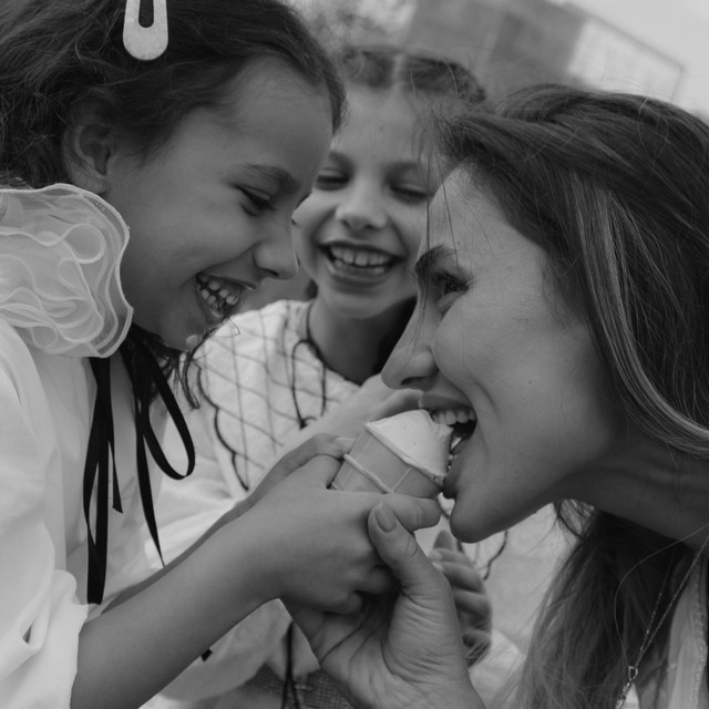 Прогулка мамы с&nbsp;дочками