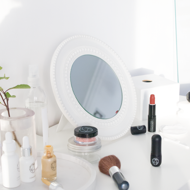 Прозрачная ваза и зеркальце. Дизайн интерьера в Петербурге Ворфаламеева Яна