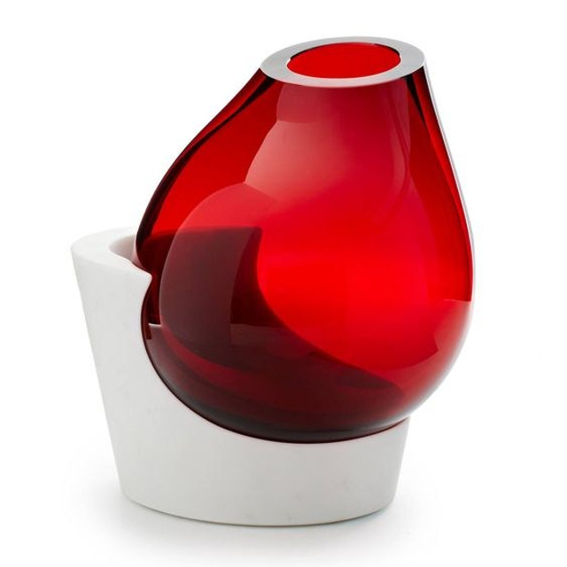 Минималистичная форма, снятая на белом фоне.