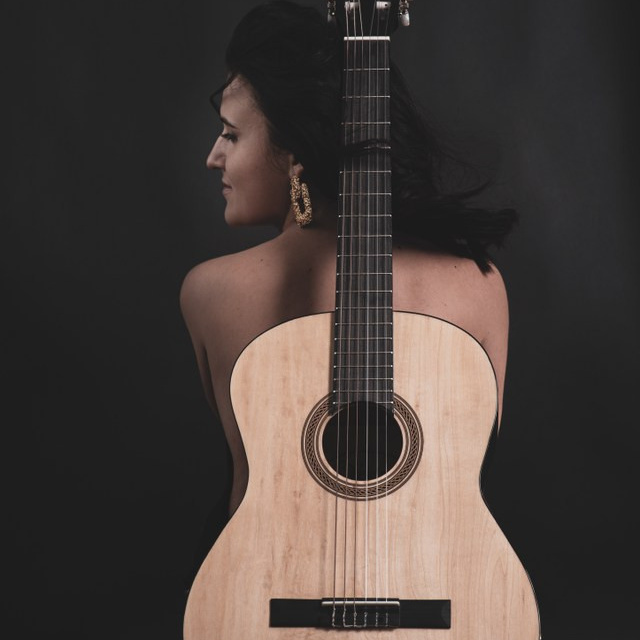 Девушка с гитарой