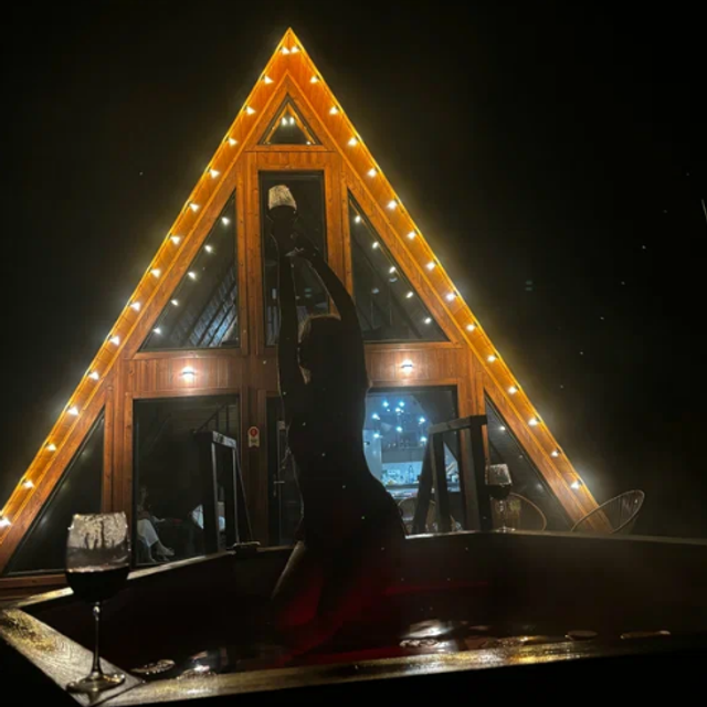 Загородный дом для отдыха на майские праздники с баней, уличным чаном на 6 человек - забронировать. Коттедж А-фрейм с баней и уличным чаном в Подмосковье - в аренду для отдыха