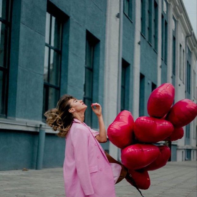 Предметное фото праздничных шаров - свет и радость, наполняющие ваш праздник.