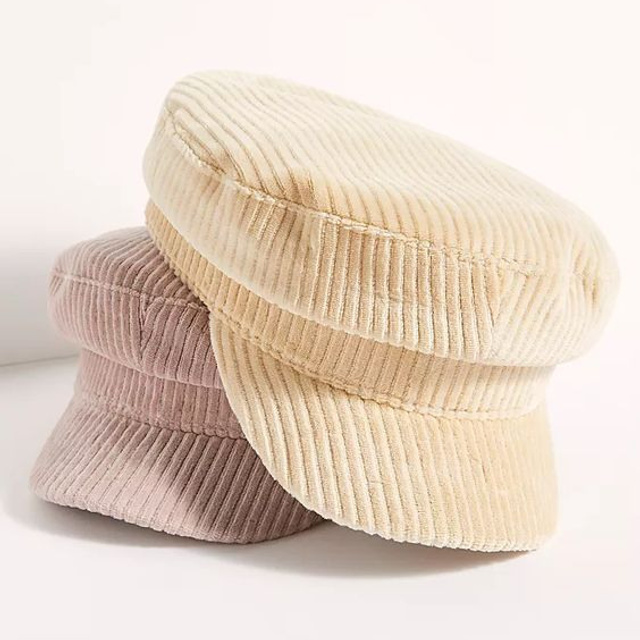 Предметное фото головных уборов - защита и стиль для вашего комфорта.