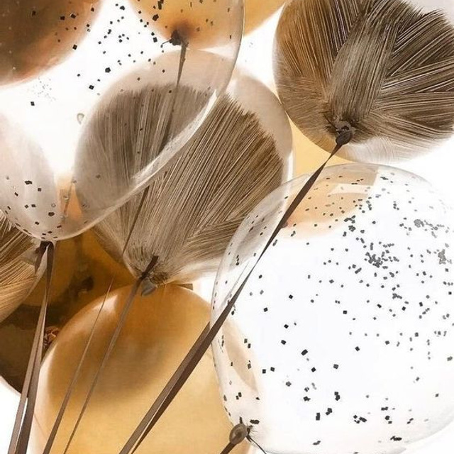 Предметное фото праздничных шаров - магия праздничного настроения в каждом шарике.