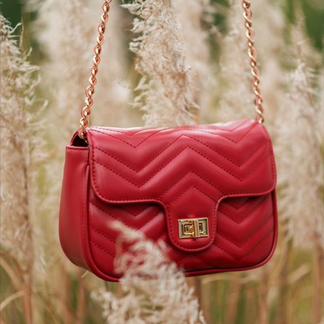 Предметное фото сумок - эффектные аксессуары для вашего стильного образа.