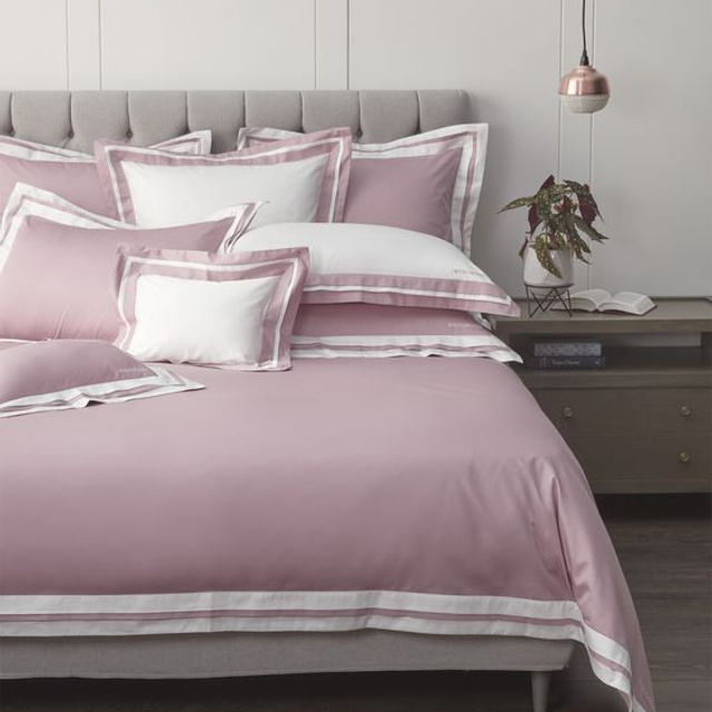 Съемка постельного белья в уютных интерьеров для визуализации домашнего тепла.