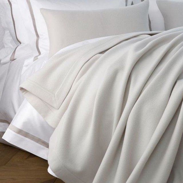 Профессиональная съемка постельного белья, создающая образ уюта и стиля в интерьере.