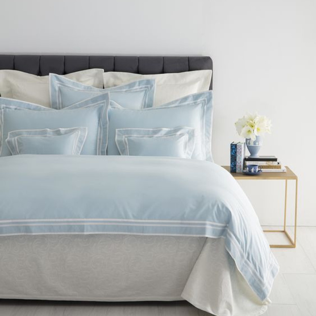 Эстетичная съемка, подчеркивающая красоту и изысканность постельных комплектов.